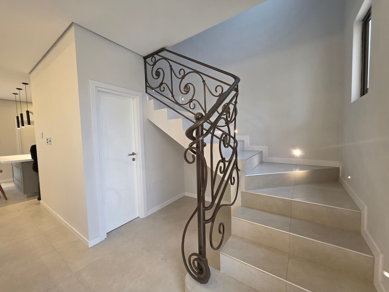 Escalera con baranda de hierro forjado