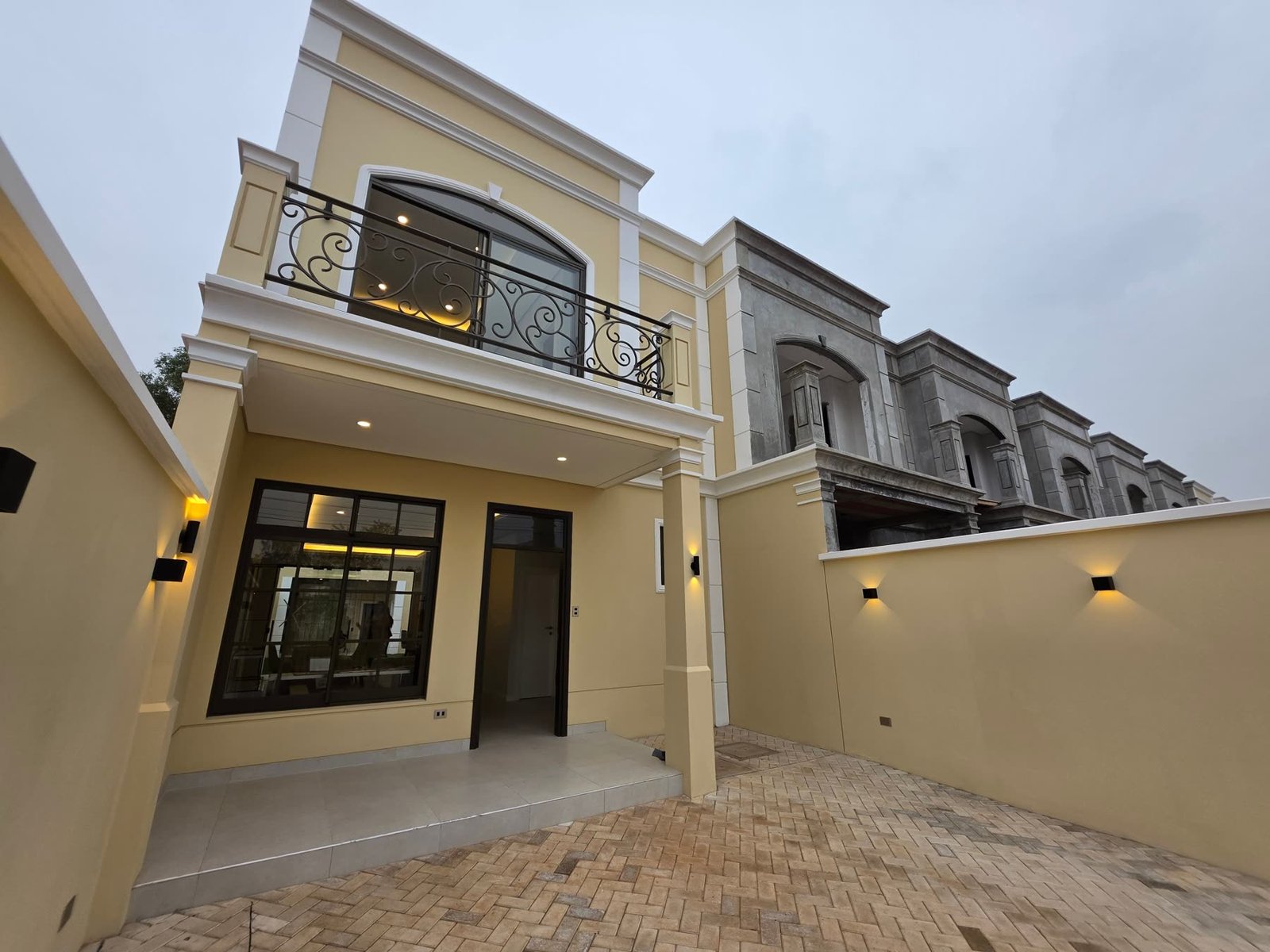 Fachada de la casa modelo